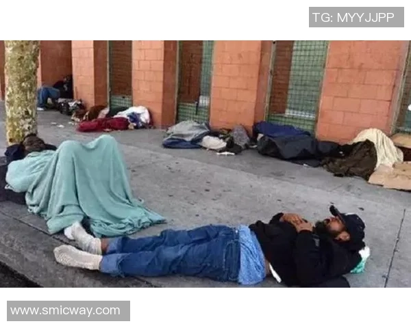 足球明星化身街头乞丐挑战人性善恶引发社会热议 足球明星化身街头乞丐挑战人性善恶引发社会热议